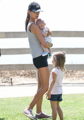 Alessandra Ambrosio pic #528004
