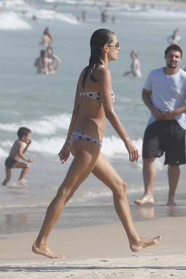 Alessandra Ambrosio pic #900561