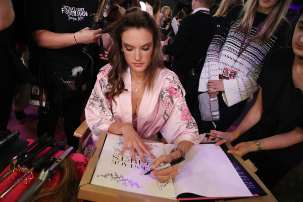 Alessandra Ambrosio pic #981480