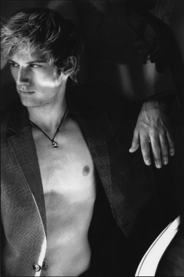 Alex Pettyfer pic #324503