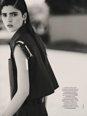 Alexandra Micu pic #1365249
