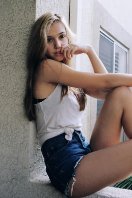 Alexis Ren pic #765693