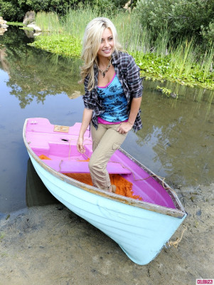 Alyson Michalka pic #417234