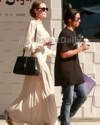 Angelina Jolie pic #1066410