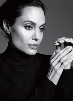Angelina Jolie pic #744095