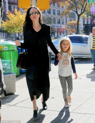 Angelina Jolie pic #810111