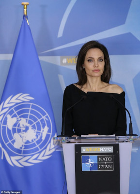 Angelina Jolie pic #1092377