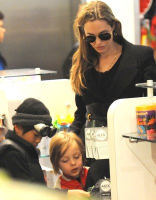 Angelina Jolie pic #600086