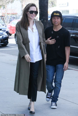 Angelina Jolie pic #1107783