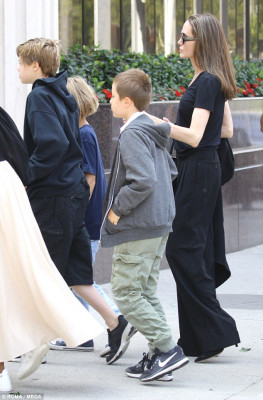 Angelina Jolie pic #1107780