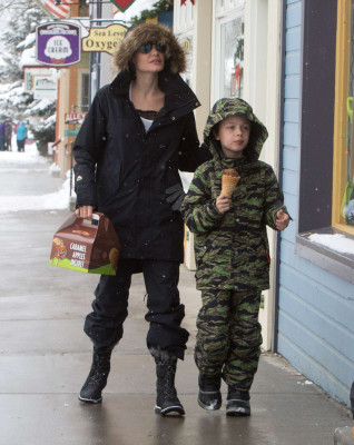 Angelina Jolie pic #900586