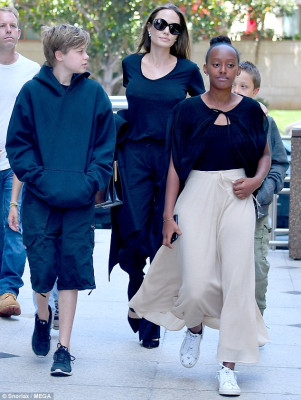 Angelina Jolie pic #1107960