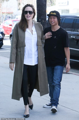 Angelina Jolie pic #1107956