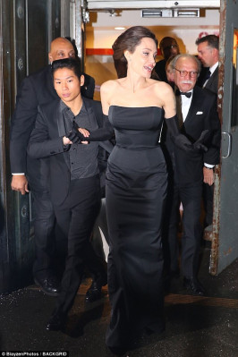 Angelina Jolie pic #990577