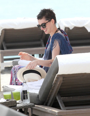Anne Hathaway pic #493397
