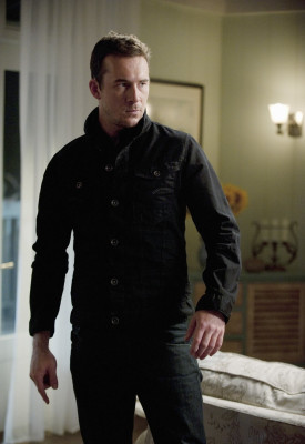 Barry Sloane  pic #781433