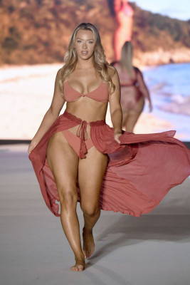 Camille Kostek pic #1157587