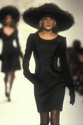 Carla Bruni for Oscar de La Renta FW 1992