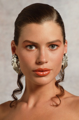 Carre Otis pic #390119