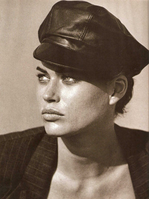 Carre Otis pic #210352