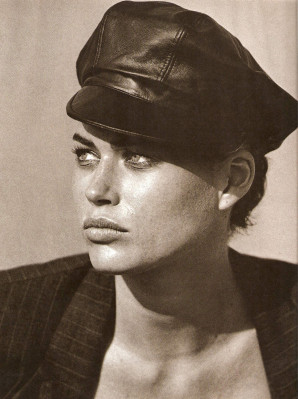 Carre Otis pic #233553