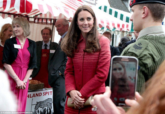 Catherine, Duchess of Cambridge pic #705367