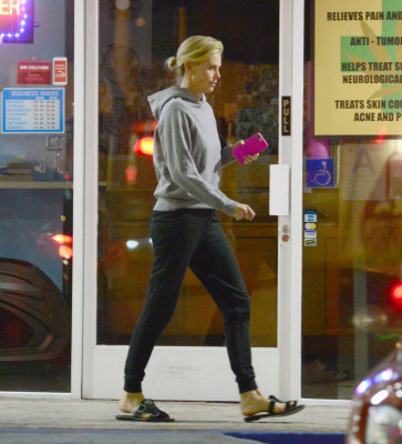 Charlize Theron pic #1032942