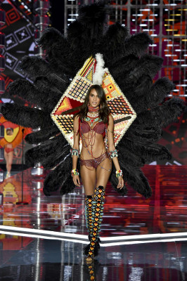Cindy Bruna pic #985117