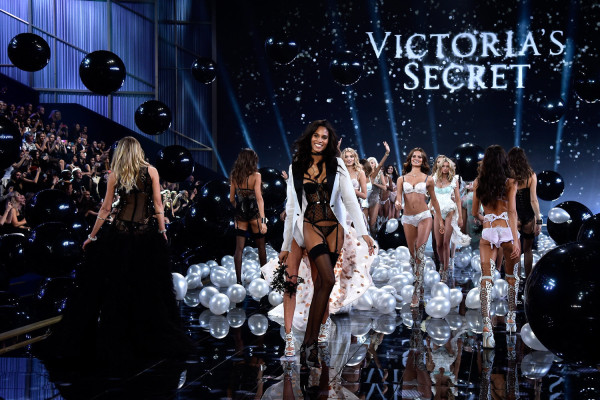 Cindy Bruna pic #749602