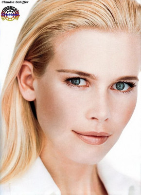 photo 11 in Claudia Schiffer gallery [id219670] 2009-12-24 00:00:00