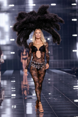 Doutzen Kroes – Runway at Victoria’s Secret Fashion Show 2025