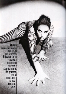 Elizabeth Berkley pic #1136826