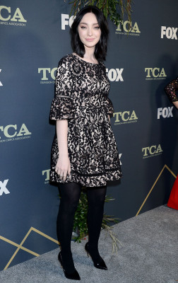 Emma Dumont pic #1104143