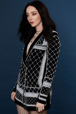 Emma Dumont pic #1190148