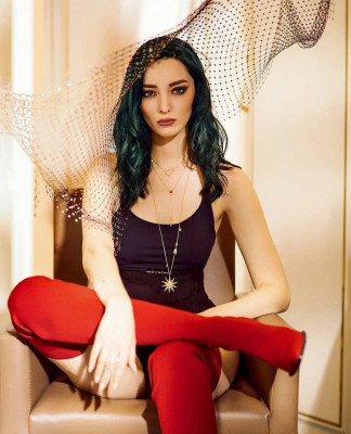 Emma Dumont pic #1193510