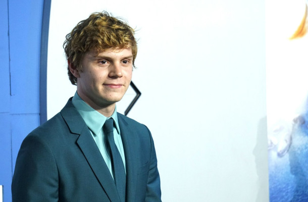Evan Peters pic #699541
