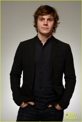 Evan Peters pic #711928