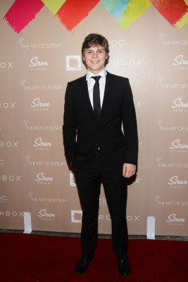 Evan Peters pic #703107