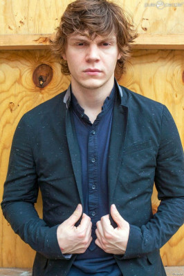 Evan Peters pic #711938