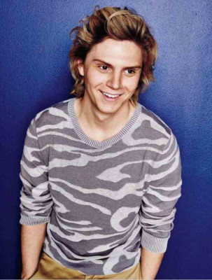 Evan Peters pic #699311