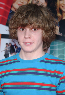 Evan Peters pic #703105