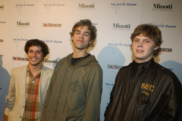 Evan Peters pic #703103