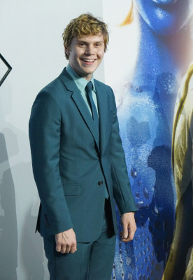 Evan Peters pic #699537