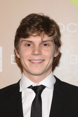 Evan Peters pic #703104