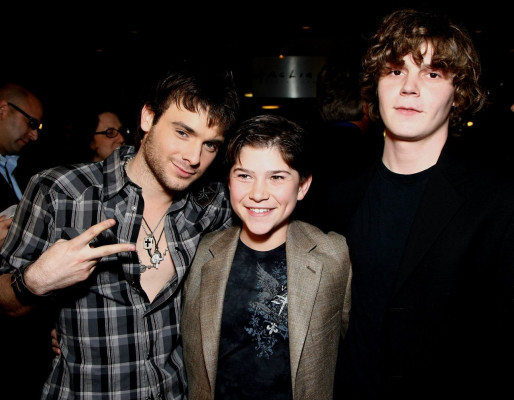 Evan Peters pic #703116
