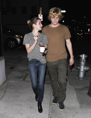 Evan Peters pic #706555