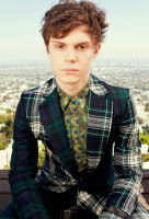 Evan Peters pic #714207
