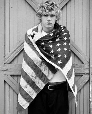 Evan Peters pic #715209