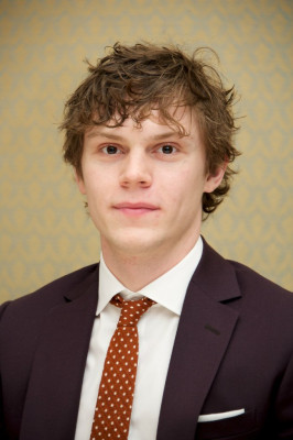 Evan Peters pic #706134