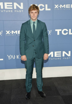 Evan Peters pic #699530